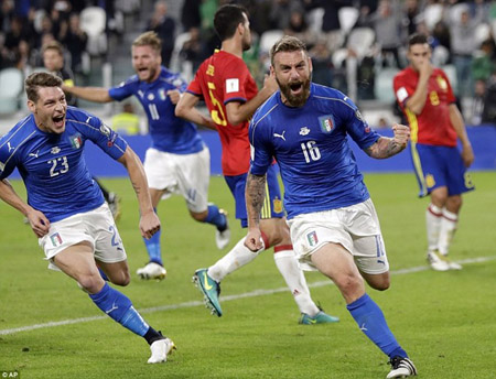 De Rossi giúp Italy giành lại 1 điểm từ Tây Ban Nha.